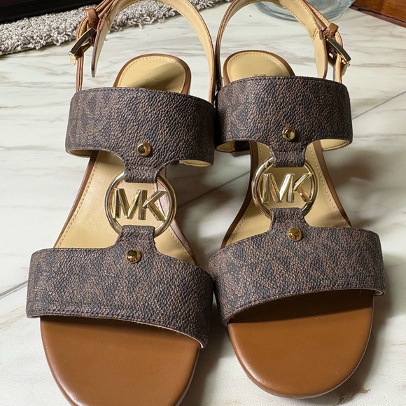 MICHAEL Michael Kors Print Logo Mid Block Heels Sandal Sz 6.5 - Picture 2 of 7